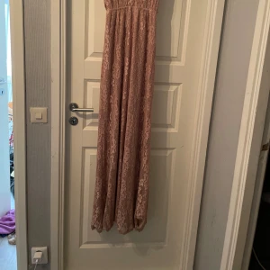 Gammal rosa lång klänning  - Endast Använd vid ett tillfälle på ett bröllop   Köpt från bubbleroom 