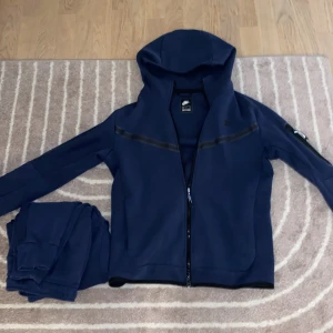 Tja, säljer både Nike tech byxor och tröja då jag inte använder de längre - Skick 7/10 eftersom att jag haft de länge, har dock inte användt de så mycket.  Säljer både byxorna och tröjan för  550 kr 