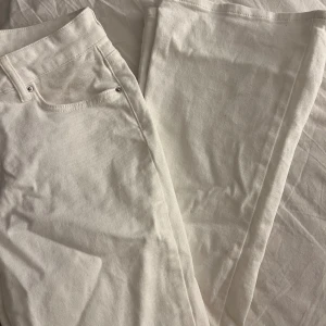 Lågmidjade bootcut jeans - Jättefina lågmidjade bootcut jeans från Gina. Aldrig använda. Pris kan diskutera☺️