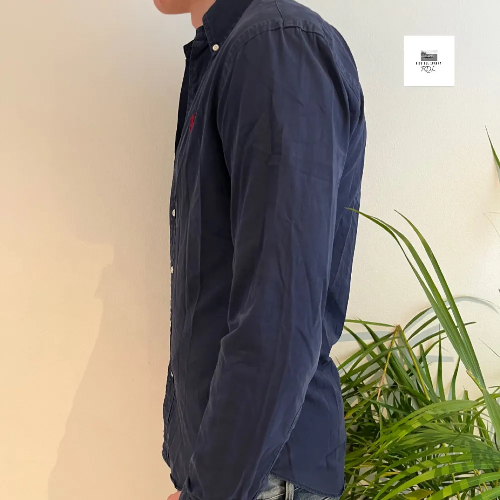 Ralph lauren skjorta | Skick - 9,5/10 | Size - S | Pris - 549kr | Modell - Slim fit | Modellen är ca 182cm lång | Fraktar via postnord eller instabox på köparens bekostnad | Hör av dig vid minsta fråga eller fundering // . Skjortor.