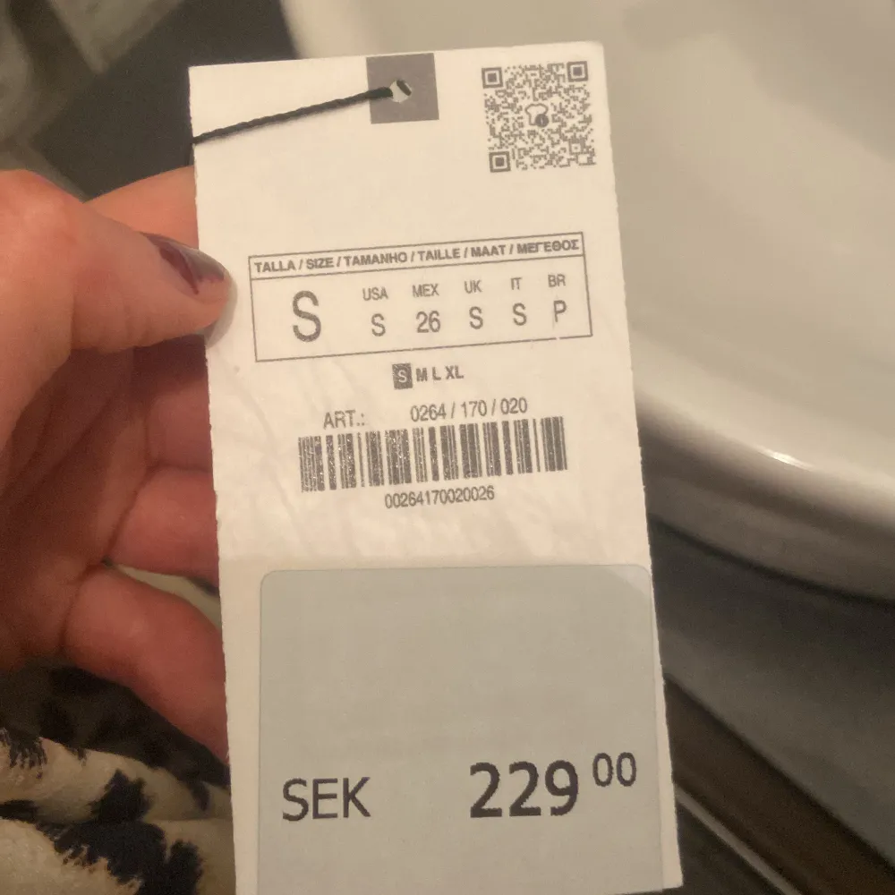 ‼️Tryck inte på köp nu, den är inte till salu just nu men håll utsik inom dem kommande månaderna‼️ Jag säljer denna snygga  leopard blus från zara eftersom den inte kommer till användning, med prislapp på. Nyskick. Blusar.