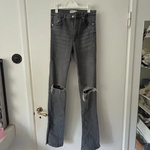 Zara jeans  - Ok skick, lite trasiga vid ett ställe 