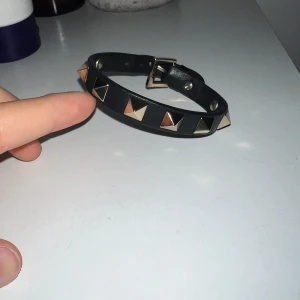 Valentino armband  - Valentino armband guldig helt äkta box o allt annat medföljer (har ingen kvitto) men ni kan legit checka den hur ni vill Nypris 3085 (Pris kan diskuteras kom in med förslag)   