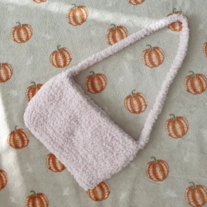Mysig rosa axelväska - Säljer en supermysig fluffig virkad rosa axelväska. Väskan har en enkel design med öppning, baguette-formad i y2k stil. Perfekt för höst och vardag! 🌷