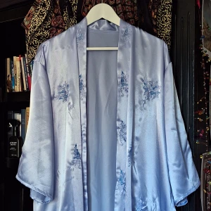 Ljuslila rock - Skön broderad kimono med fina detaljer. Storlek S-L beroende på hur man vill att den sitter.