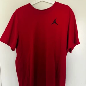 Röd jordan t-shirt - Oanvänd topp! Väldigt fin tröja. Säljs på grund av att den inte kommer till användning!🌸