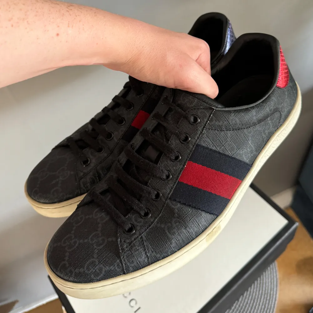 Gucci ACE med riktigt fett monogram☑️ UK 9.5, sitter ungefär som storlek 43☑️ Skick: 8/10☑️ OG box, dustbags och kort ingår☑️ Kontakta oss för fler bilder eller frågor☑️. Skor.