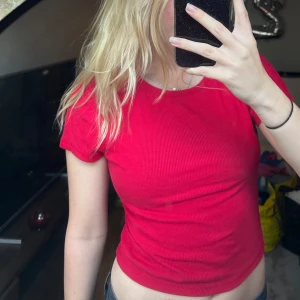 Röd T-shirt  - Röd åtsittande croppad T-shirt 💕  