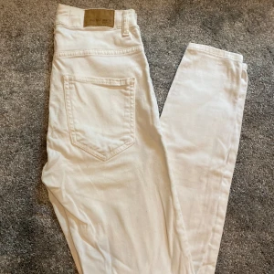 Vita jeans  - Vita skinny highwaist jeans från gina, modellen Molly. Storlek S.