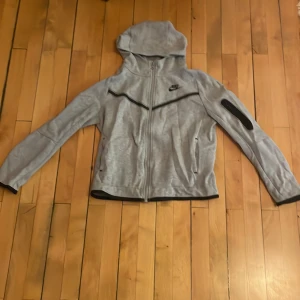 Nike tech - 147-158 Inga skador som ny 