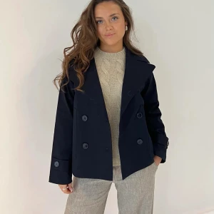 Kappa - Säljer min kappa från Design By Si i färgen navy, passar perfekt nu mot hösten o vintern!🌟💗