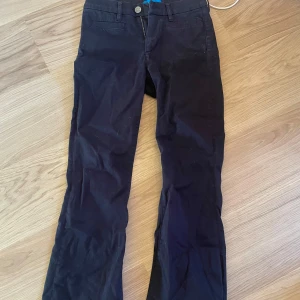 Fina svarta jeans - Storlek small/34. I fint skick samt passar väldigt bra på benen. Köptes från MIH jean. Säljes för 150kr men kan diskuteras.
