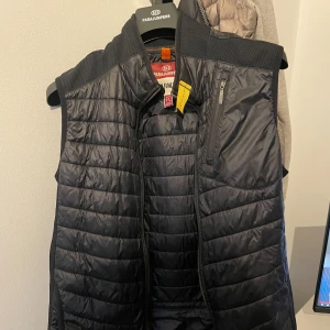 Parajumper väst - Pjs väst, nästan helt oanvända. Pris kan diskuteras. 💯👍ny pris 3500kr💶💯👍