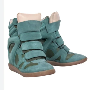  Isabel Marant sneakers - Grön/blå sneakers från Isabel Marant i storlek 38. Skriv för egna bilder.
