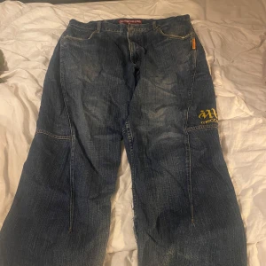 Sjuka baggy jeans - Fet baggy jeans med coola tagss ⁉️lite trasiga där nere,använda mkt( därför lägre pris)