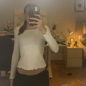 Fin tröja med rosett 🎀 - Den är frpn kappahl och ja säljer för att den är för luten 🙌🙌 