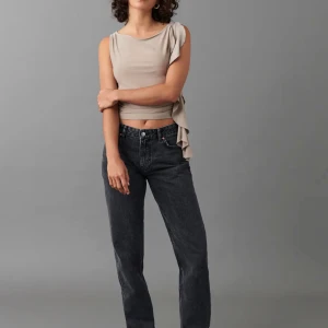 Low straight jeans  -  Säljer dessa skit snygga low straight jeans ifrån Gina, perfekt till höst med en stickad kofta. Nypris 499kr💘