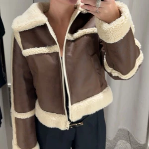 Teddyjacka  - Säljer min Teddyjacka från Hm. I storlek xs. Aldrig använt, prislapp på