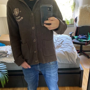 Morris cardigan - Säljer denna snygga Morris cardigan i 8/10 skick. Storleken är M, vid funderingar är det bara att skicka iväg en fråga.