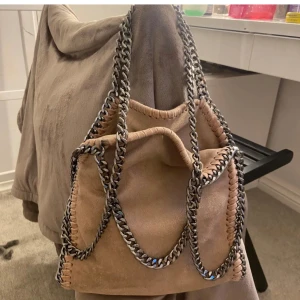 Stella McCartney väska - Säljer min superfina Stella lindande väska❤️ säljs då den inte används längre. defekter ser ni på bild 3❤️ endast använd några få gånger och den rymmer mycket!❤️