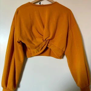 Gul topp  - Kortare topp i bra skick, använd vid ett fåtal tillfällen. 