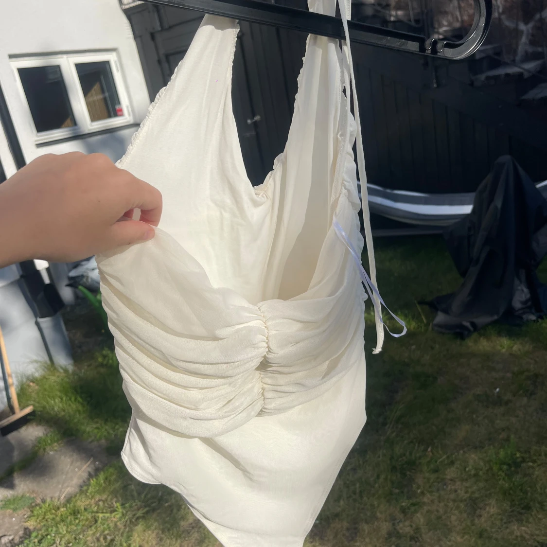 Vit klänning med rynkdetaljer - 1