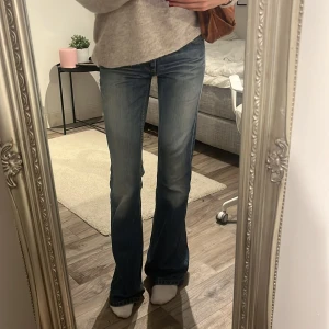 Lågmidjade bootcut jeans från lee - Lee jeans med låg midja och utsvänga ben. Midjemått: 36cm, Innerbenslängd: 84cm. Köpta för 500kr. Säljer då de inte kommer till användning💕☺️