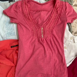 Topp - Söt rosa tröja, finns ingen lapp men motsvarar s
