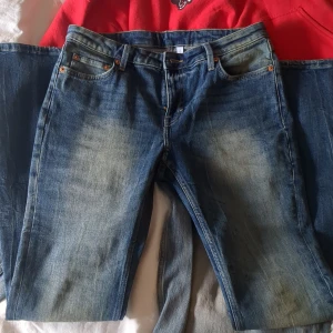low waisted bootcutjeans - bootcut jeans med fet tvättfrån weekday (modellen flame) i storlek 29/34, aldrig använda, köpt för 600kr