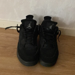 Svarta Nike Air Jordans - Säljer ett par svarta Nike Air Jordans i bra skick. De har en klassisk design med snörning och den ikoniska Jumpman-loggan. Perfekta för både vardag och fest! Storlek 44