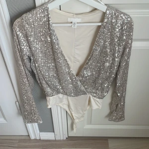 Glittrig body - Kommer inte till användning, perfekt till fest eller nyår😍