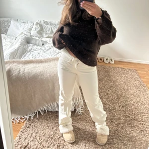 Vita jeans  - Vita jeans från arket 💕 använda fåtal ggr men har nåt märke på som jag föröskt fånga på sista bilden men det är så otydligt så det inte ens synspå kameran 👍🏼