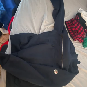 Moncler kofta - Säljer denna vet ej om Den är äkta den är köpt här på plick. Skicket är bra. Köpt för 1000 Säljer för 500