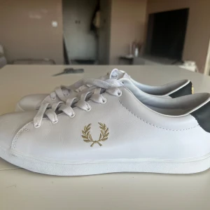 Fred Perry dam - Oanvända Fred Perry dam skor Liten brun fläck på sko snöret men dessa går att ta av om så önskas. 