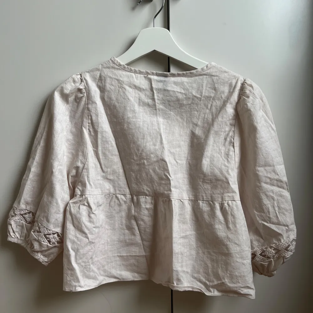 Worn once. Short top. Great for a summer look. . Toppar.