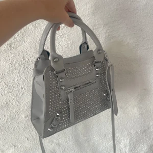 Grå väska - Grå väska med glitterdetaljer❤️‍🔥köpt utomlands!