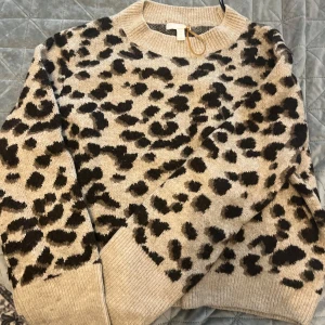 Leo stickad tröja  - Storlek L sitter som en m/s  🐆