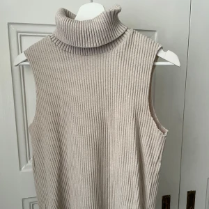 Jättesnyggt beige ribbat pololinne! - Superfint beige ribbat linne med polokrage från Zara! Perfekt nu till hösten och är i bra skick 🤍  Frakt är inte inkluderat i priset! 🩷