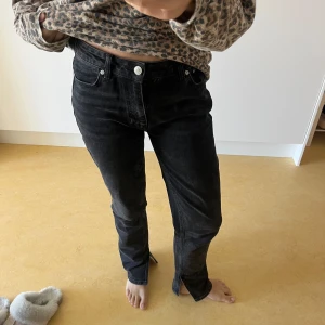 Ganni jeans - Svarta Ganni jeans med slits, storlek 28. Bra skick!