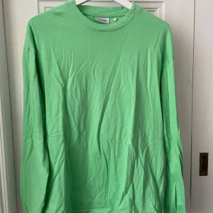 Jättefin limegrön långärmad tröja! - Jättesnygg limegrön långärmad tröja från Junkyard! Passar till alla tillfällen och är sparsamt använd 💚  Frakt är inte inkluderat i priset! 🩷