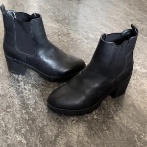 Boots/stövlar - Väldigt fina stövlar med klack, använda några ggr men väl omhändertagna. Storlek 37 