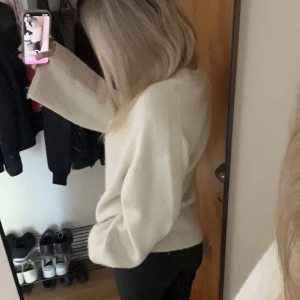 Stickad tröja - Denna tröja kommer tyvärr inte till användning längre, den är i bra skick. Skriv för fler frågor eller bilder!!❤️🙌