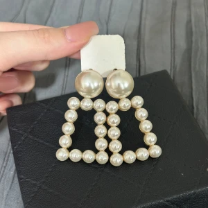 Stora örhängen med pärlor - Säljer ett par supercoola örhängen med pärlor. De har en fyrkantig form och är perfekta för att ge en elegant touch till vilken outfit som helst. Passar perfekt till fest eller en utekväll. De är i nyskick och redo att bäras!