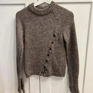 Zara stickad tröja - Superfin stickad tröja! Jättefint skick, säljer då den inte kommer till användning.