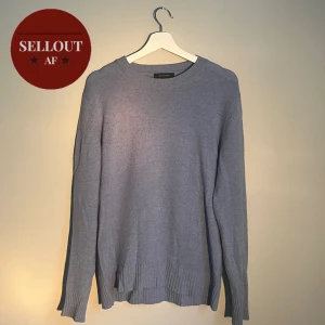 Stickad tröja från Paul and friends - Stickad tröja i 100% merinoull (bild 3) Den är i en fin ljusblå färg som kommer passa perfekt nu till hösten.  Skicka DM vid frågor och funderingar!