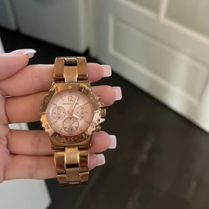 Michael kors klocka  - En rosé guld klocka. Batterit behöver bytas ut. 