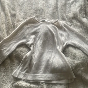 Vit långärmad tröja - Säljer en enkel och stilren vit långärmad tröja som är delvis lite glittrig. Perfekt för både vardag och lite kyligare dagar. Tröjan är mjuk och bekväm💗