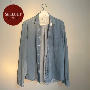 Acne jeansskjorta - Säljer nu denna otroligt snygga jeansskjorta från Acne Studios.  Riktigt fin kvalitet och den är som ny, knappt använd. Skriv DM vid frågor och funderingar