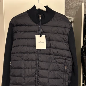 Moncler cardigan Navy - Moncler Cardigan Navy blå, storlek XL motsvarar mer L, knappt använd 