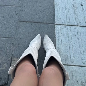 Super fina höst boots - Säljer då jag har för många boots hehe Super fint skick, jag brukar även vika ned den så att dem blir mer som cowboy boots💕